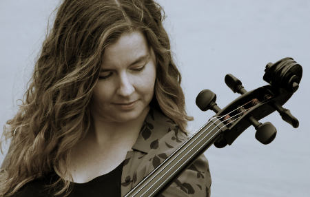 Alyssa Wright Canadian cellist, singer, songwriter - head shot